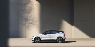 Volvo richiama oltre 40.000 SUV elettrici EX30 per rischio incendio batteria.