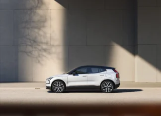 Volvo richiama oltre 40.000 SUV elettrici EX30 per rischio incendio batteria.