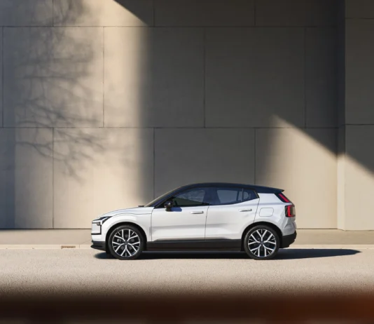 Volvo richiama oltre 40.000 SUV elettrici EX30 per rischio incendio batteria.