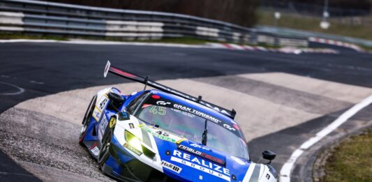 Ferrari 296 GT3 Evo sfiora il podio nella prima gara NLS stagionale