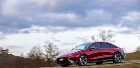 Nuova Hyundai IONIQ 6: Autonomia fino a 680 km e ricarica 800V