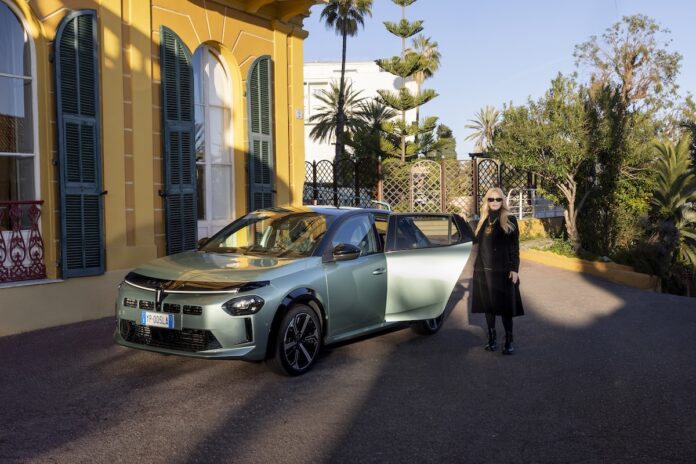 LanciaYpsilonaccompagnaaSanremolaleggendariaPattyPravonelvideoclipOpera