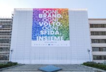 Stellantis Mirafiori: i volti dei dipendenti sulla Palazzina Uffici